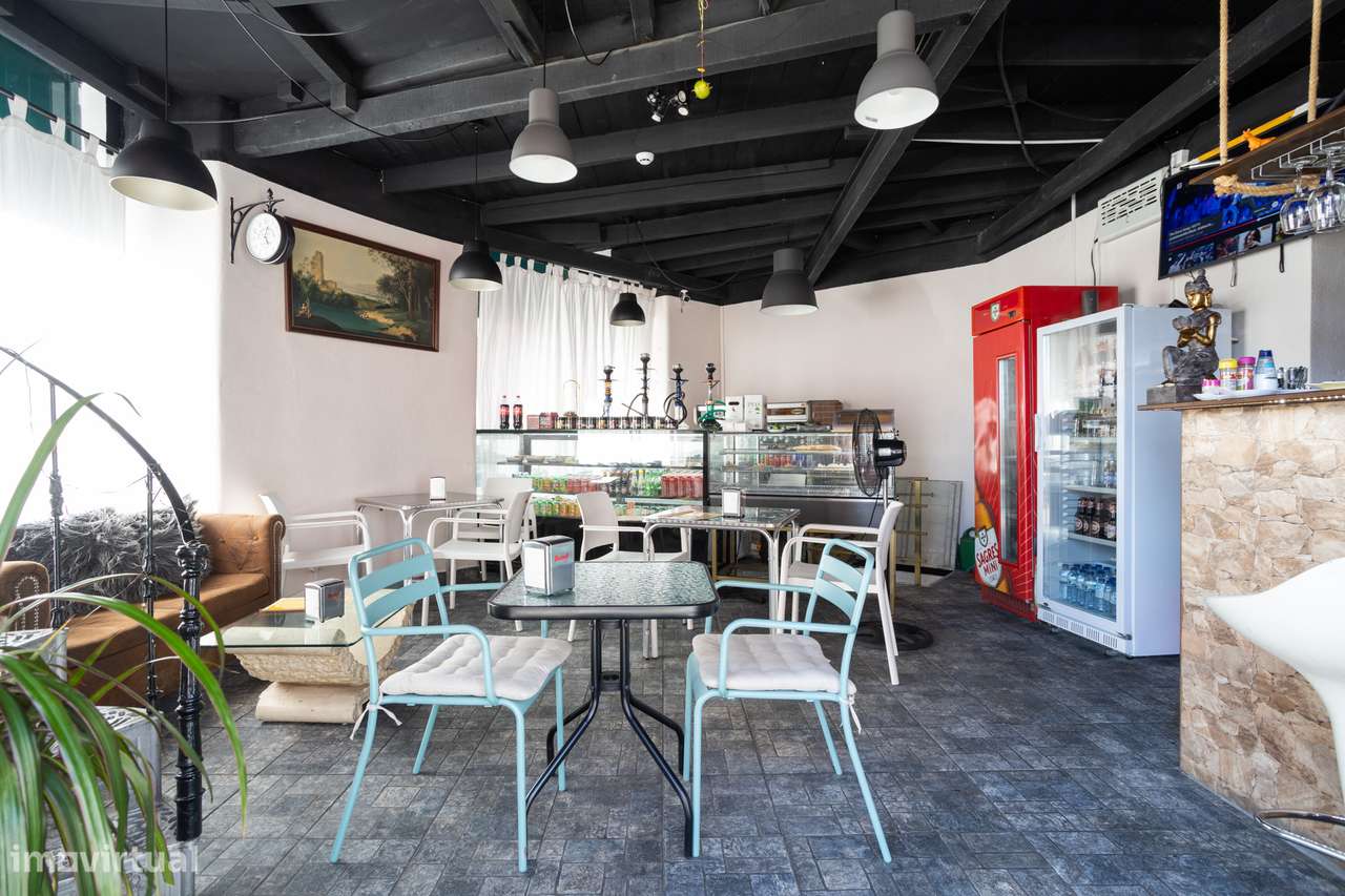 Invista no Futuro: Espaço Comercial Versátil em Campo Ourique - Grande imagem: 1/40