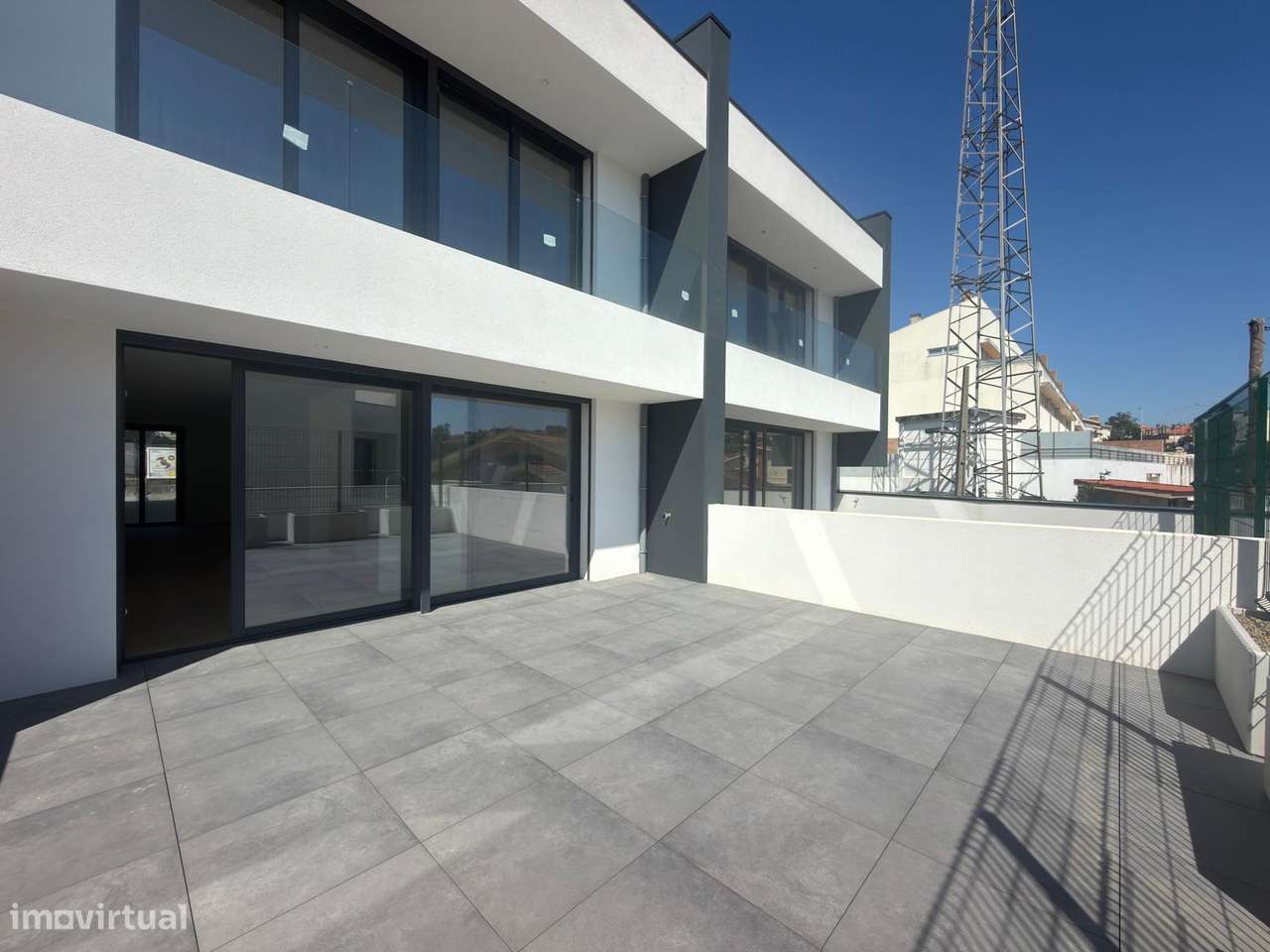 Moradia em Banda V3 Nova c/ Terraço na Madalena-11