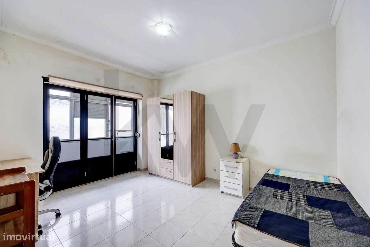 Apartamento T3 Monte da Caparica Rua General Humerto Delgado-9