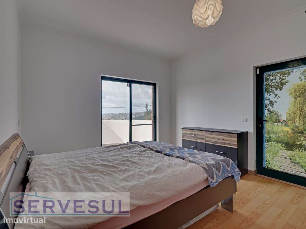 Charmosa Moradia de 2 pisos com 3 quartos espaçosos, garagem, pisci...-13