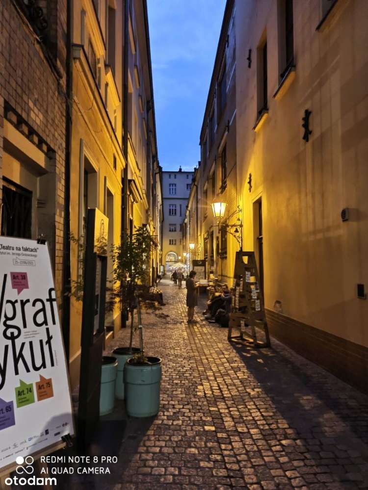 W Rynku w Sukiennicach nietuzinkowy lokal polecam!-10