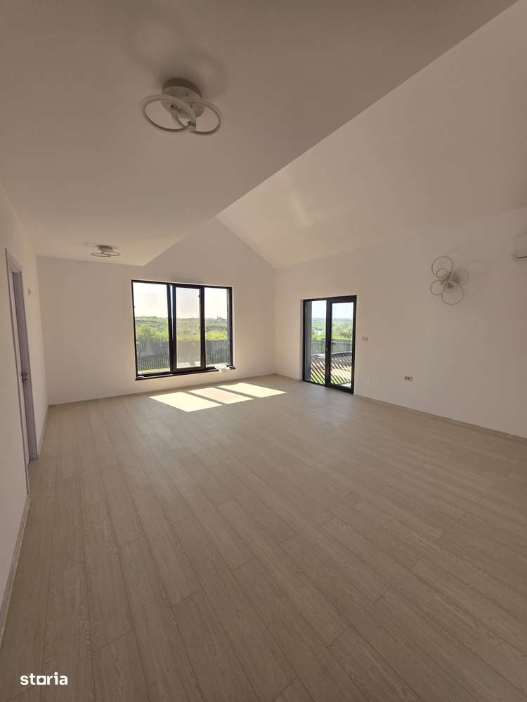 Casă cu lumină naturală, încălzire în pardoseală și curte superbă - Imagine principală: 5/15