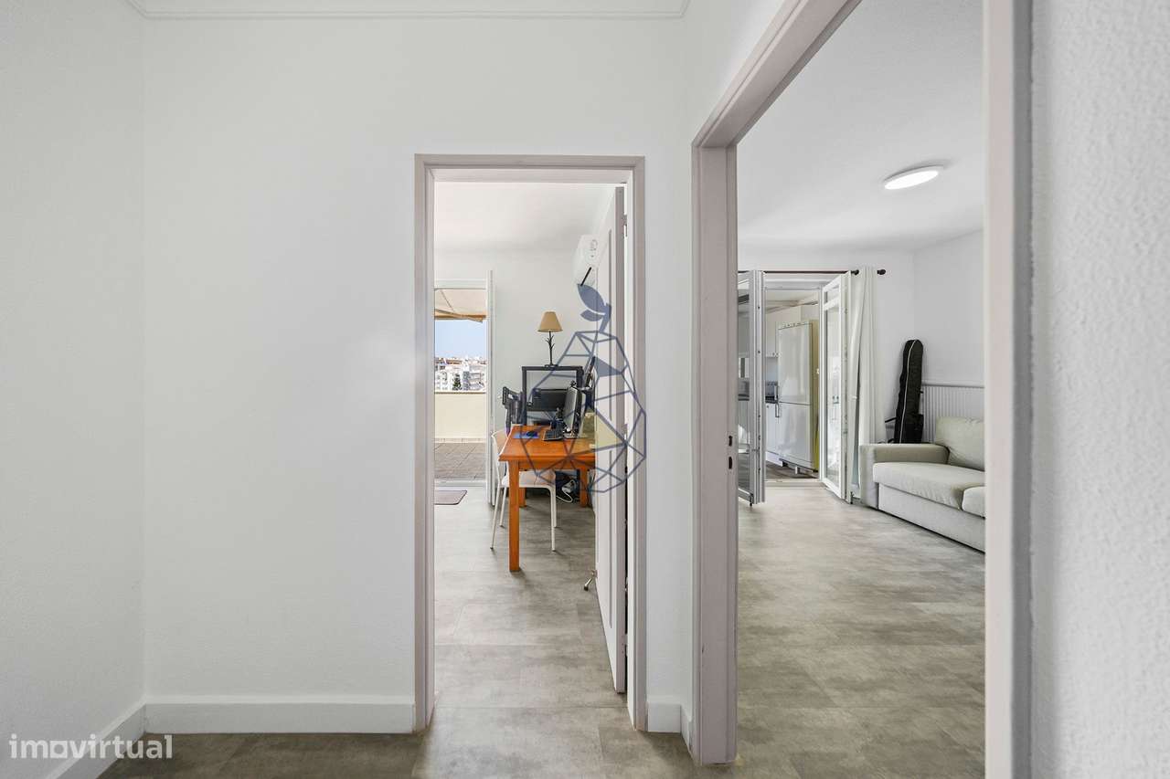 Apartamento Duplex T3 mobilado,  3 casa de banho ,Terraço, Vista Mar A-22