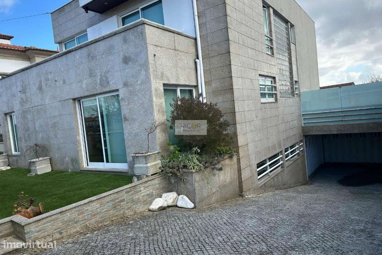 Moradia T4 de 4 frentes com 3 suites na cidade da Maia - Grande imagem: 5/36