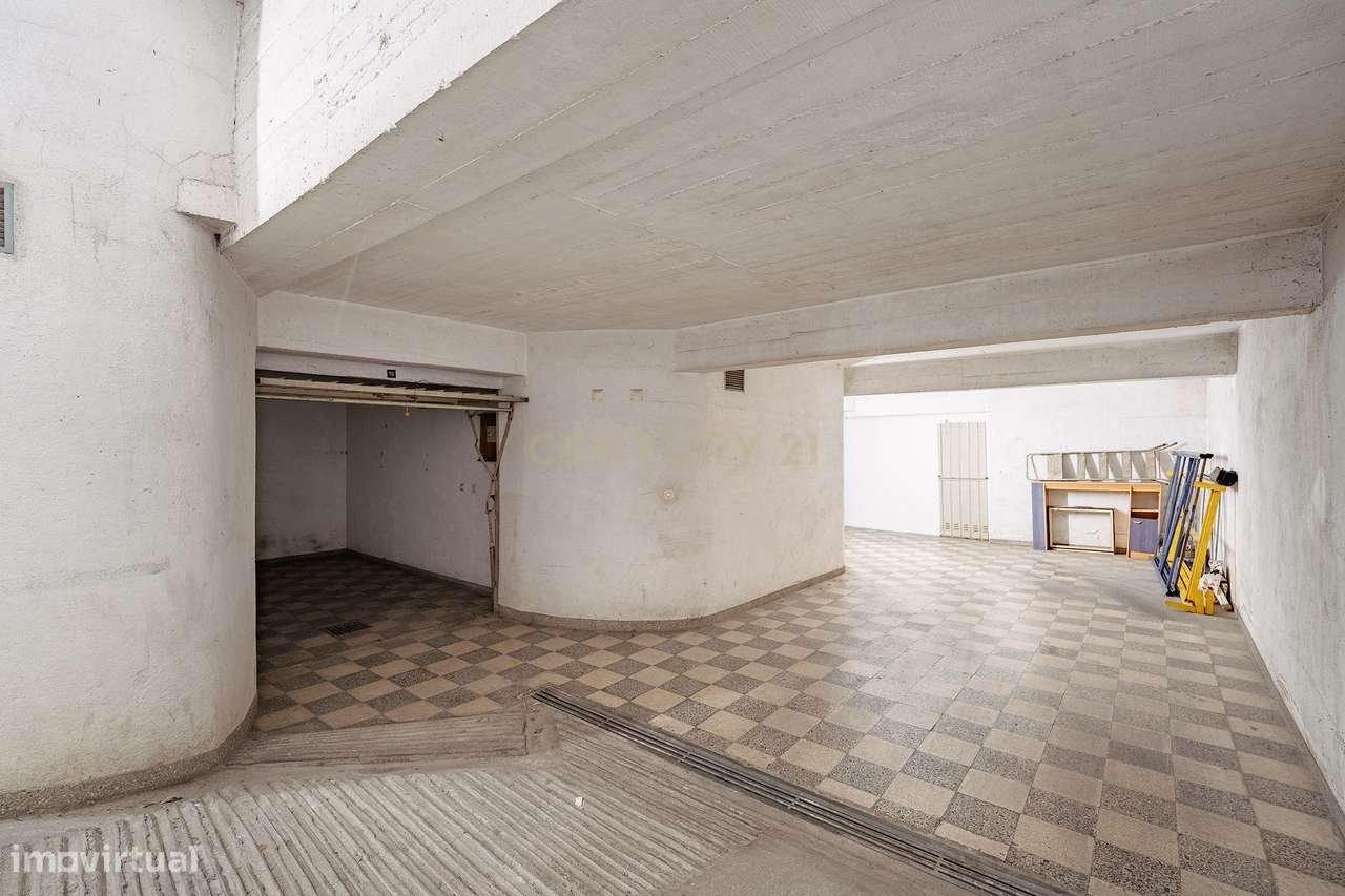 Garagem em Laranjeiro, Almada - Oportunidade Única-1