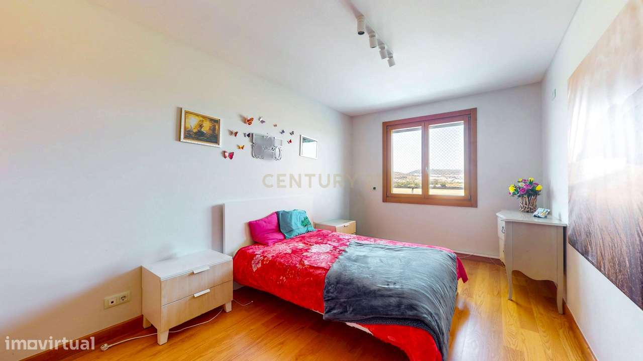Apartamento T4 no Infantado de excelência, conforto e vista sobre a le-26