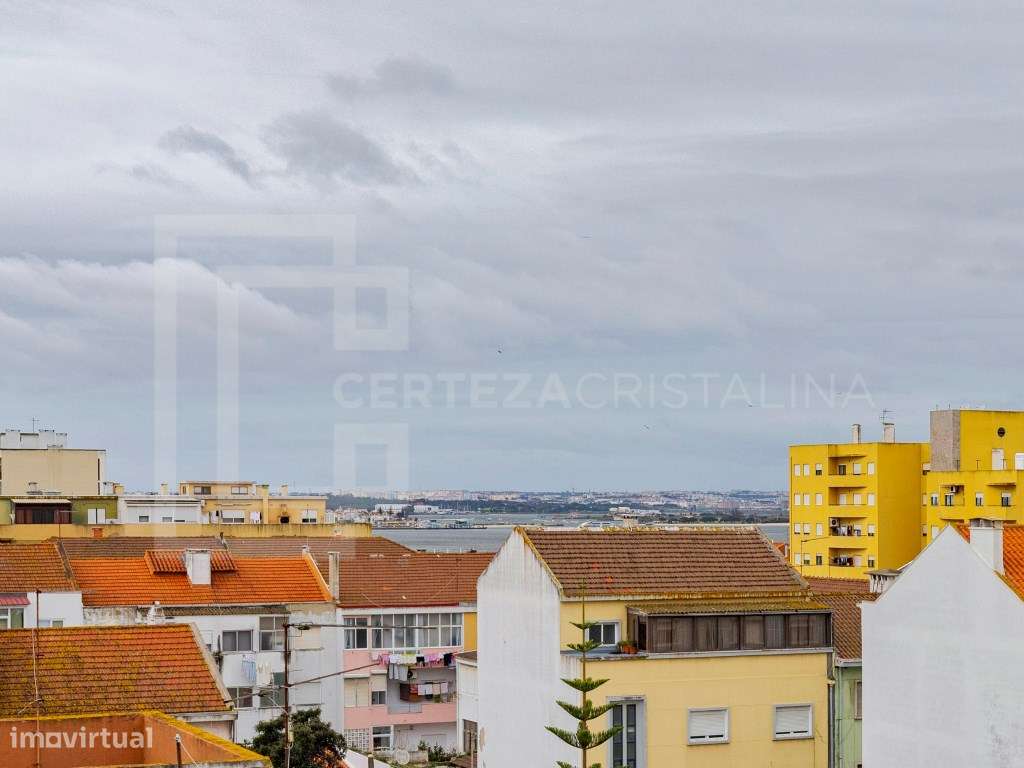 Apartamento T3 com varanda em gaveto no Barreiro-20