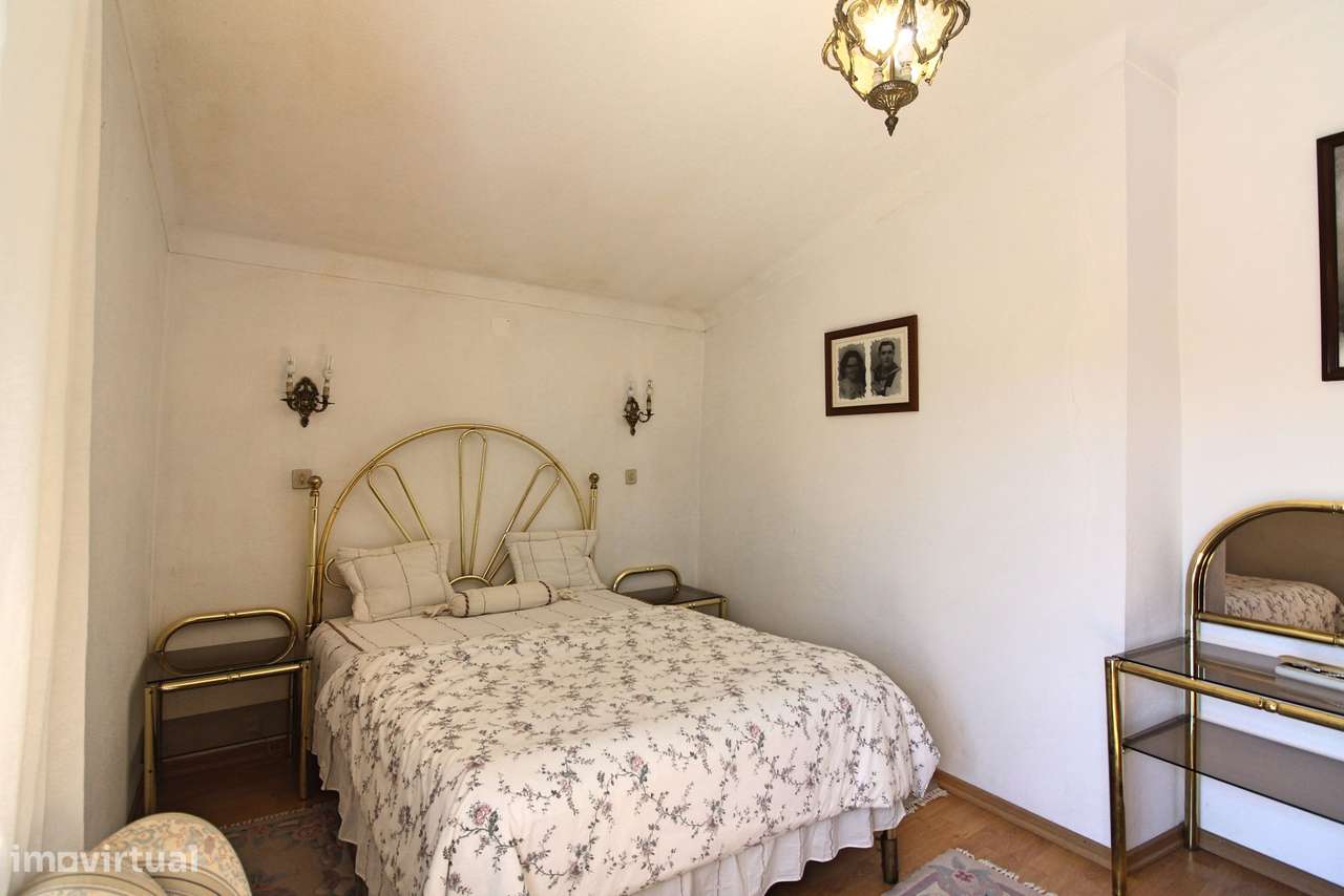 Moradia isolada em Gaeiras, com 4 quartos, jardim e garagem fechada.-12