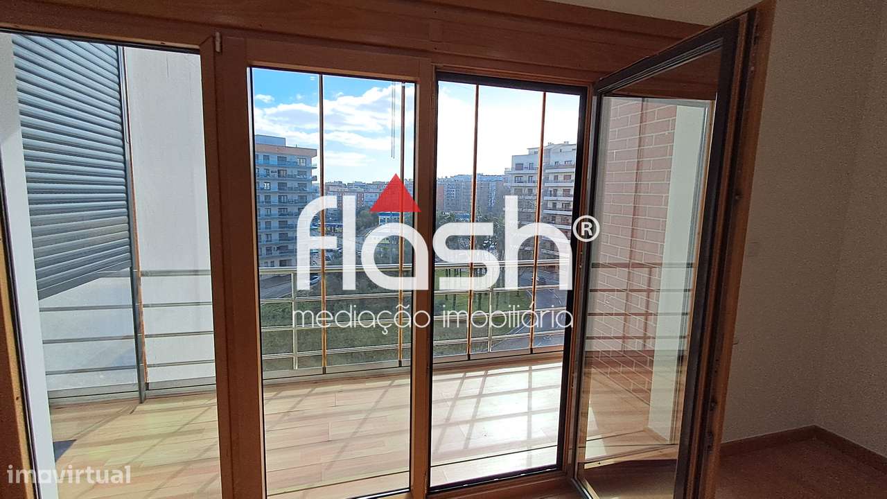 Apartamento T3 com 4 parqueamentos em Odivelas-4
