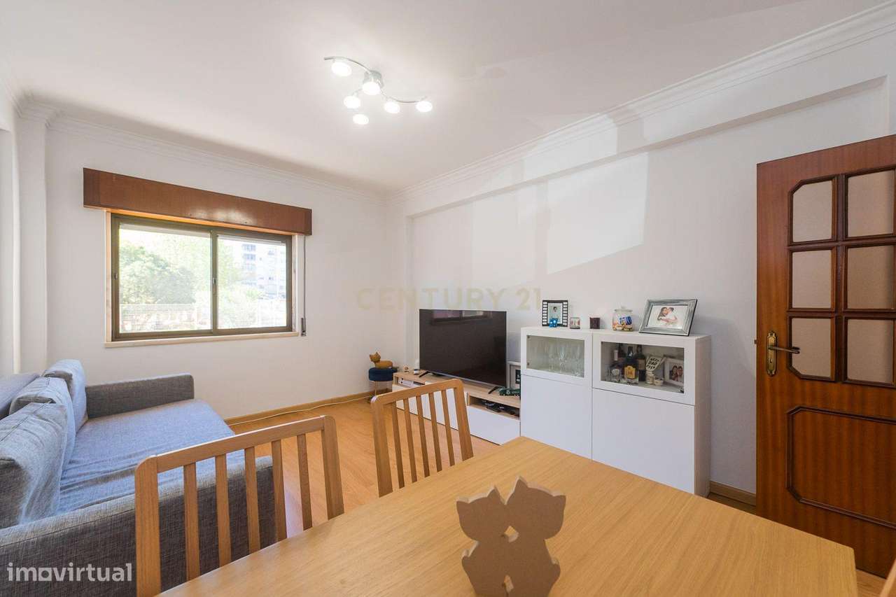 Apartamento T2 em bom estado, parcialmente remodelado-18