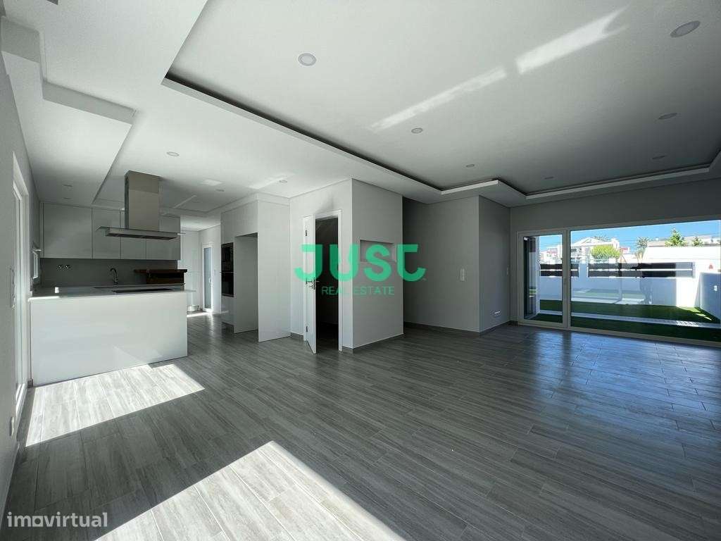 Moradia T4 com 3 suítes e piscina em Fernão Ferro. - Grande imagem: 5/23