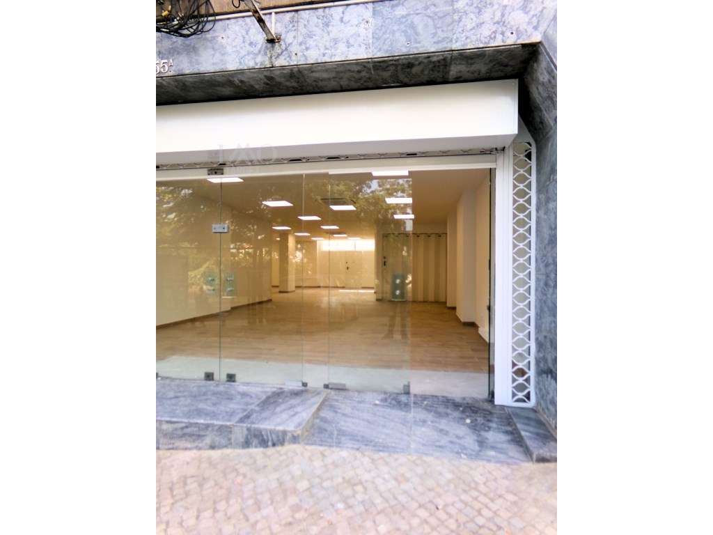 Espaço comercial com 586m² em Benfica-0