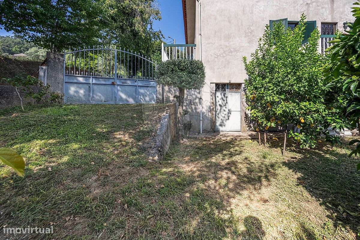 Moradia T4 com Terreno e Árvores de Fruto em Moure, Vila Verde-32