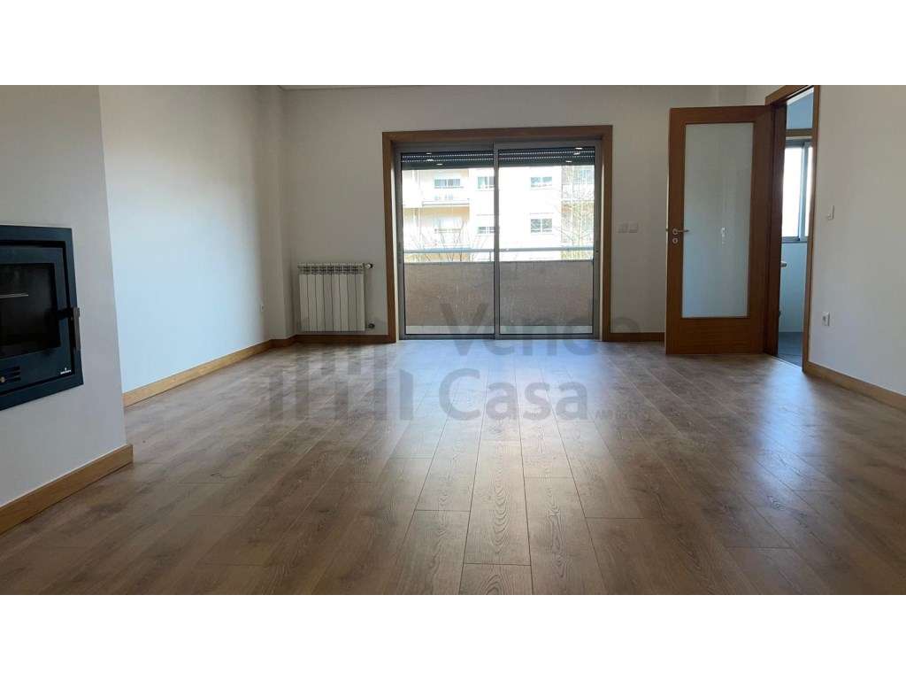 Vende-se T4 - Renovado- Braga Nogueiró - Grande imagem: 2/37