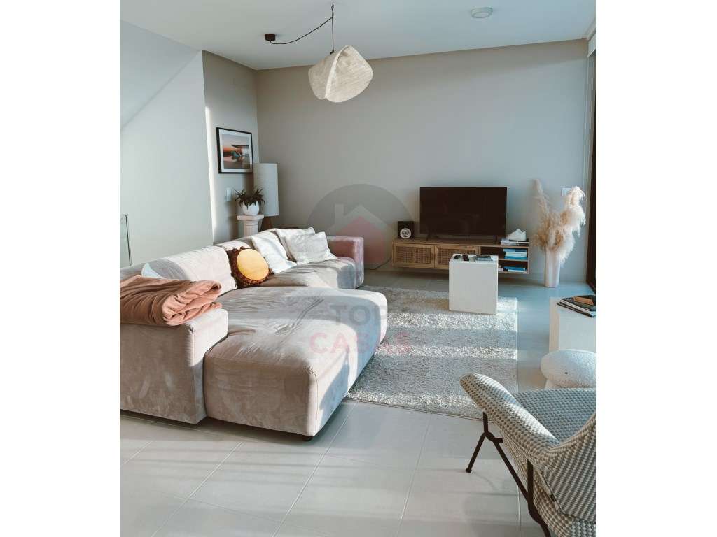 Moradia Contemporânea com Jardim e Piscina em Salir do Porto-5