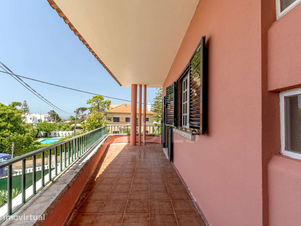 Moradia T8 isolada, com jardim e piscina no centro da Parede-7