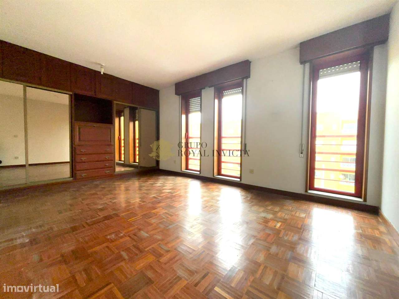 Apartamento T3  com Box Fechada e Varanda junto ao metro -  Senhora da-11