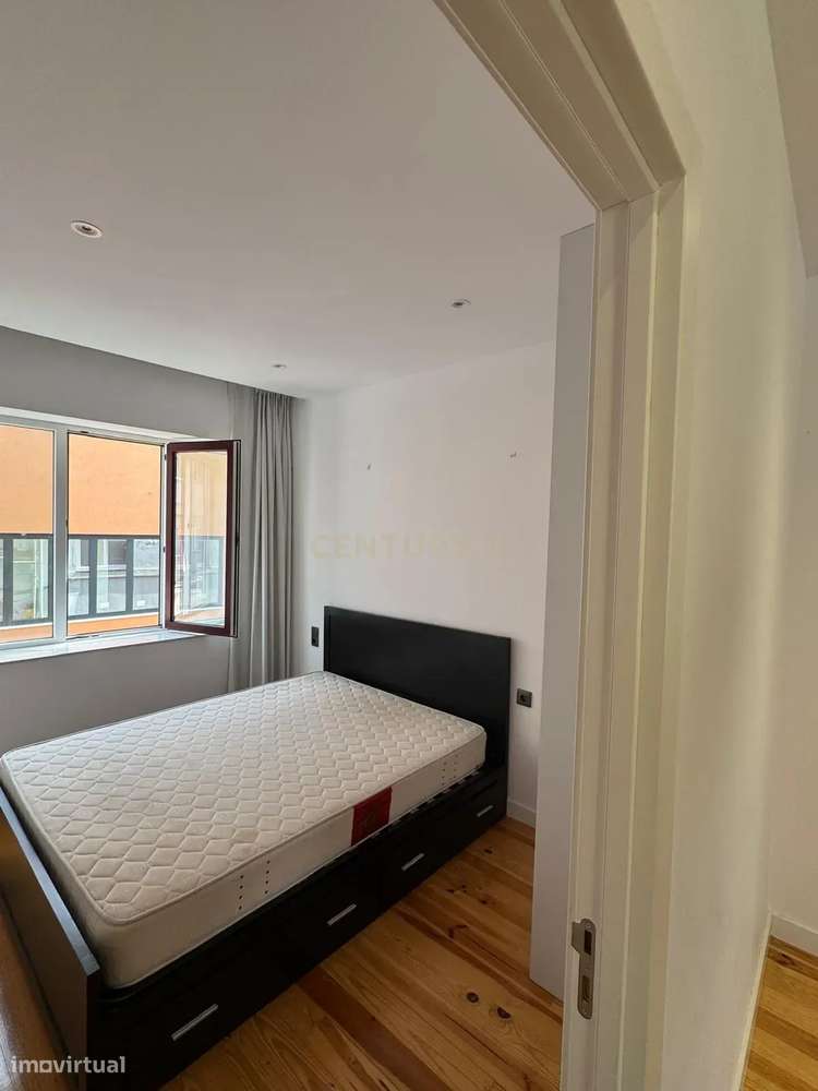 T2 Renovado no centro do Porto – Acesso direto a pátio + arrumo com lu-9