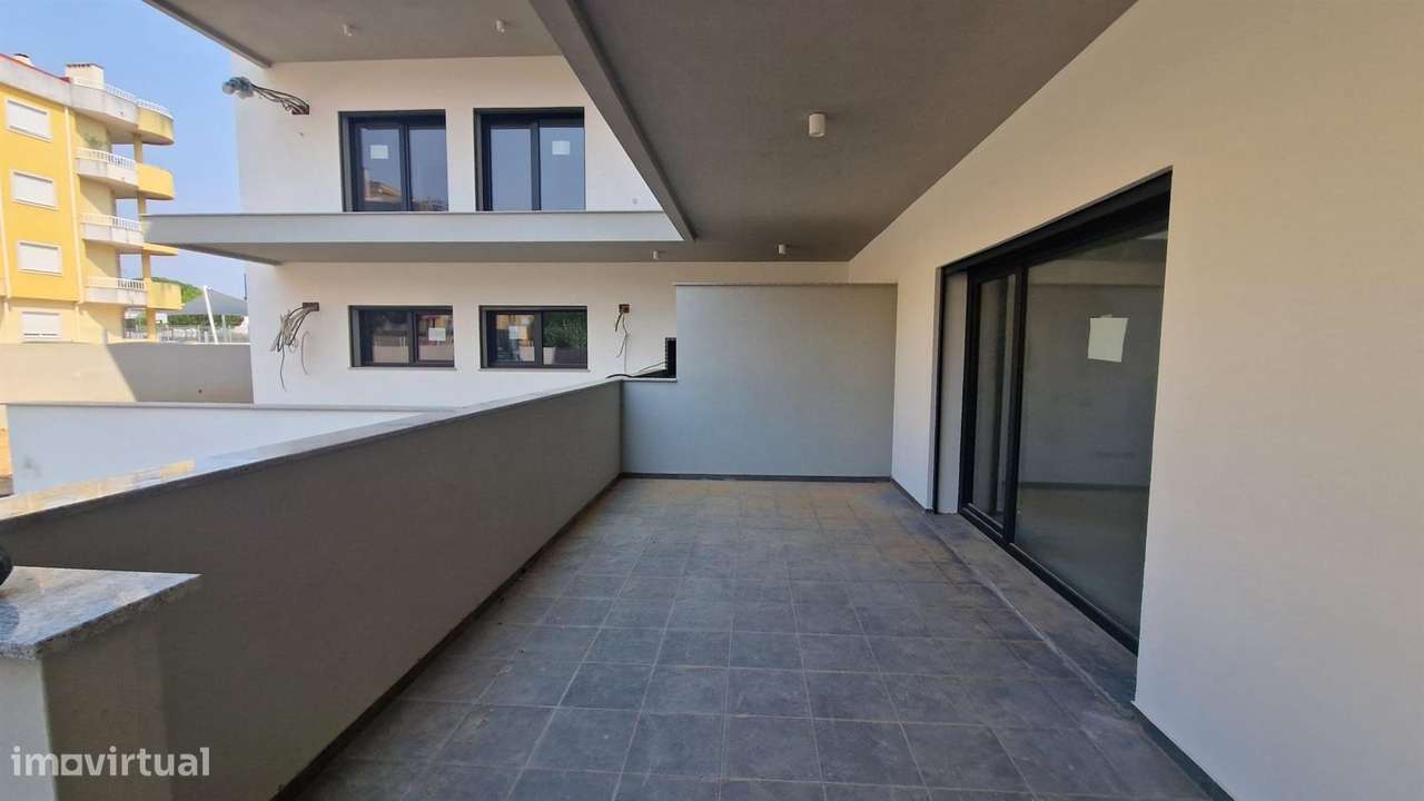 Apartamento T3 no Rés do Chão, com garagem parqueamento e varandas. - Grande imagem: 2/34