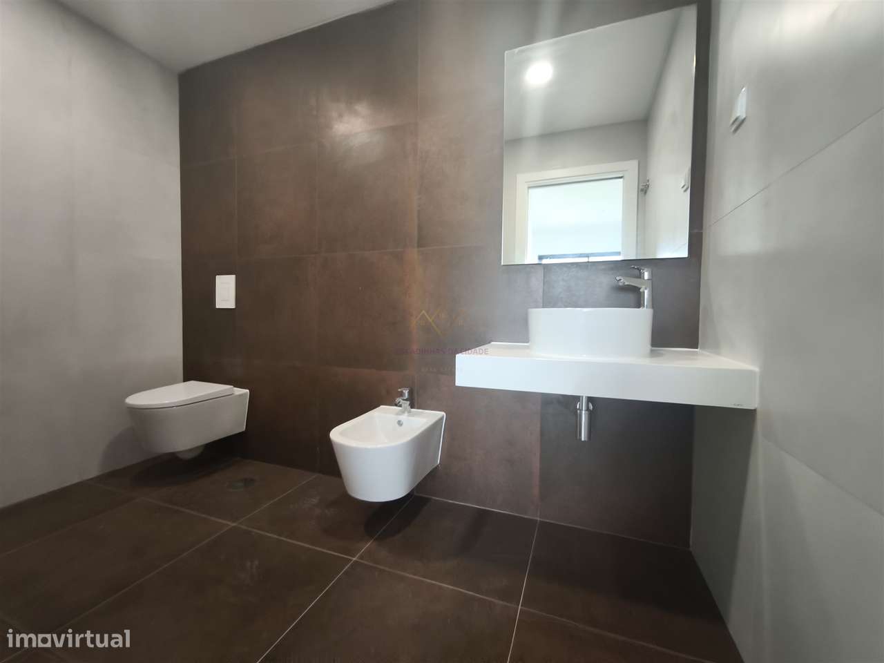 Elegância e Conforto em Carnaxide: T2 com Varandas, 2 Lugares de Garag-18