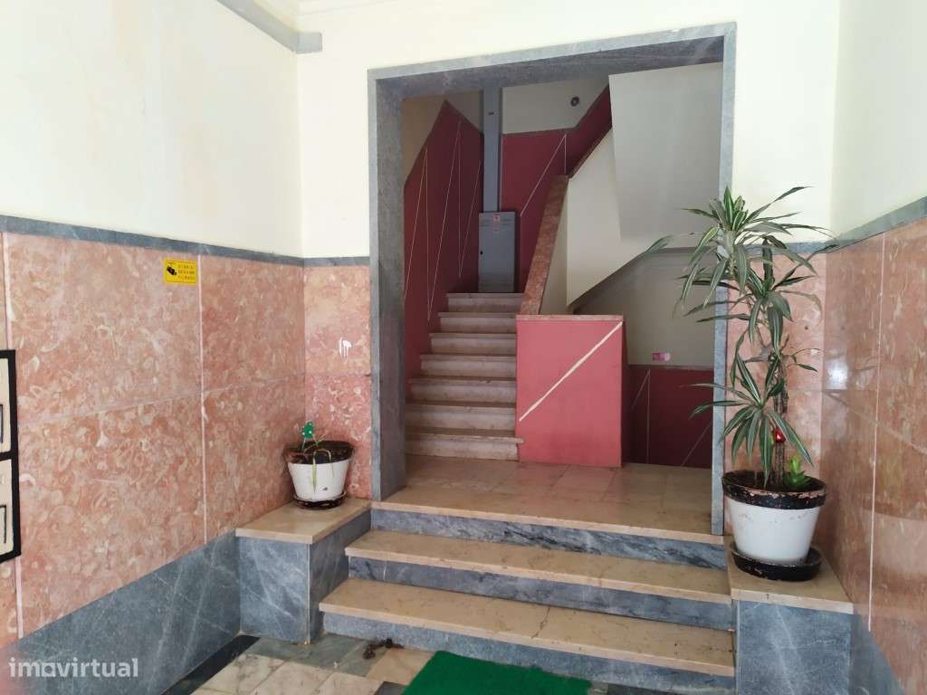 T2 remodelado e semiequipado na Amadora-19