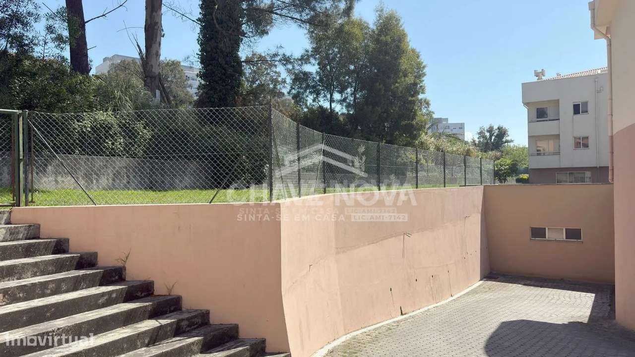 Apartamento T2 Duplex Renovado com Terraço, Garagem Box e 3 WC-21