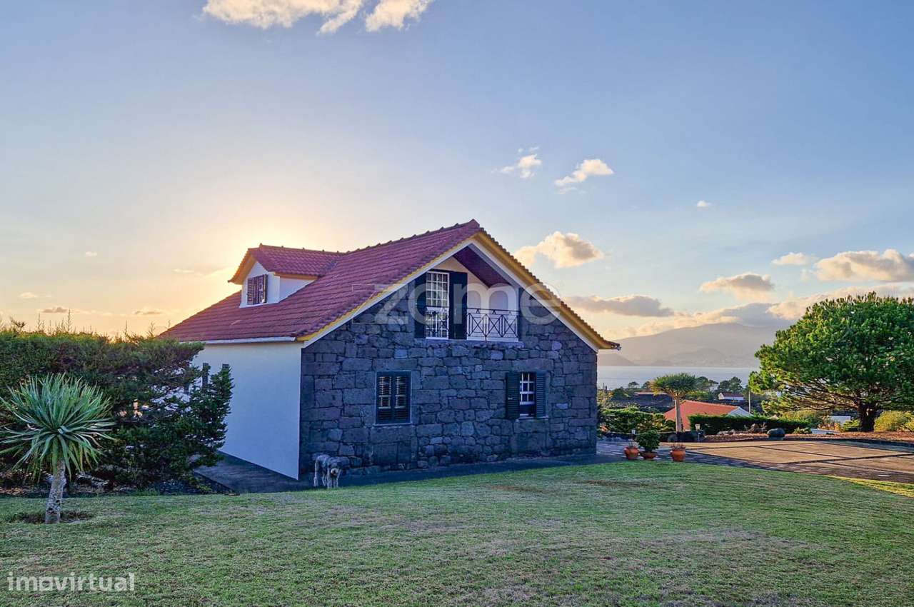 Moradia T4+1 na Ilha do Pico com Terraço Panorâmico e Vista Mar-6