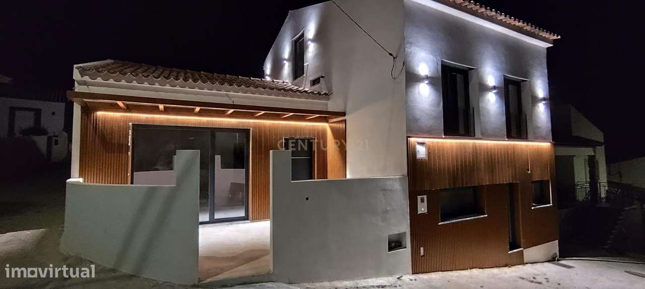 Moradia T3 de Charme Totalmente Renovada | Moledo – Lourinhã-0