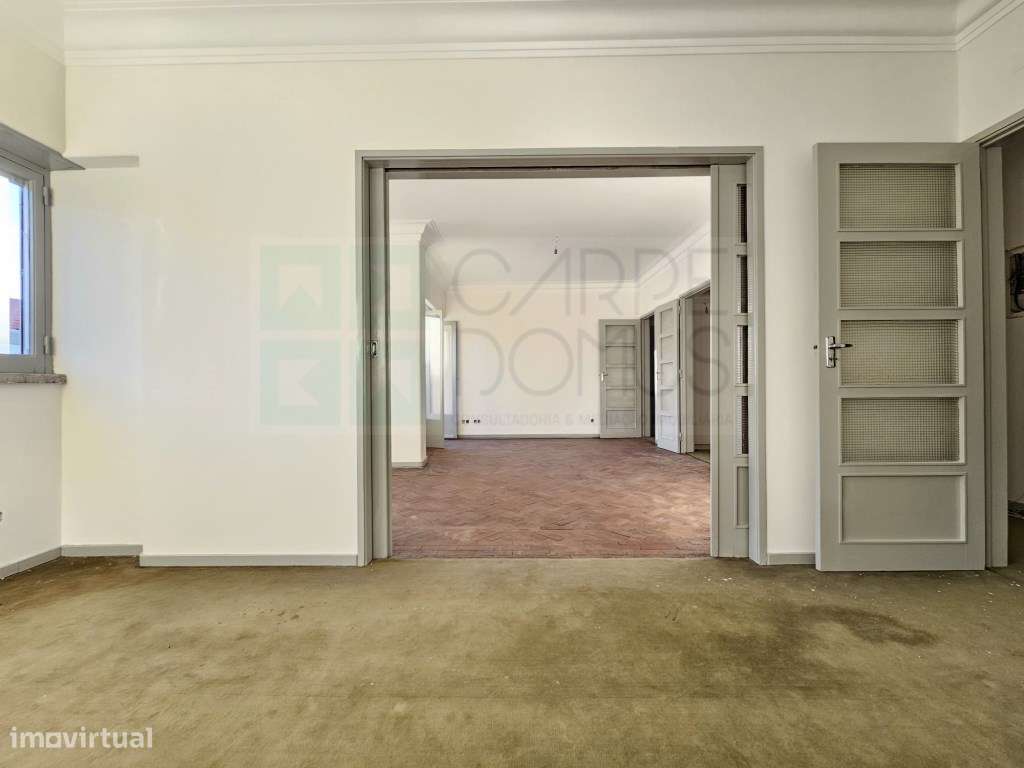 Apartamento T6+ 1, para remodelação total, na Rua Pascoal de Melo -... - Grande imagem: 5/53