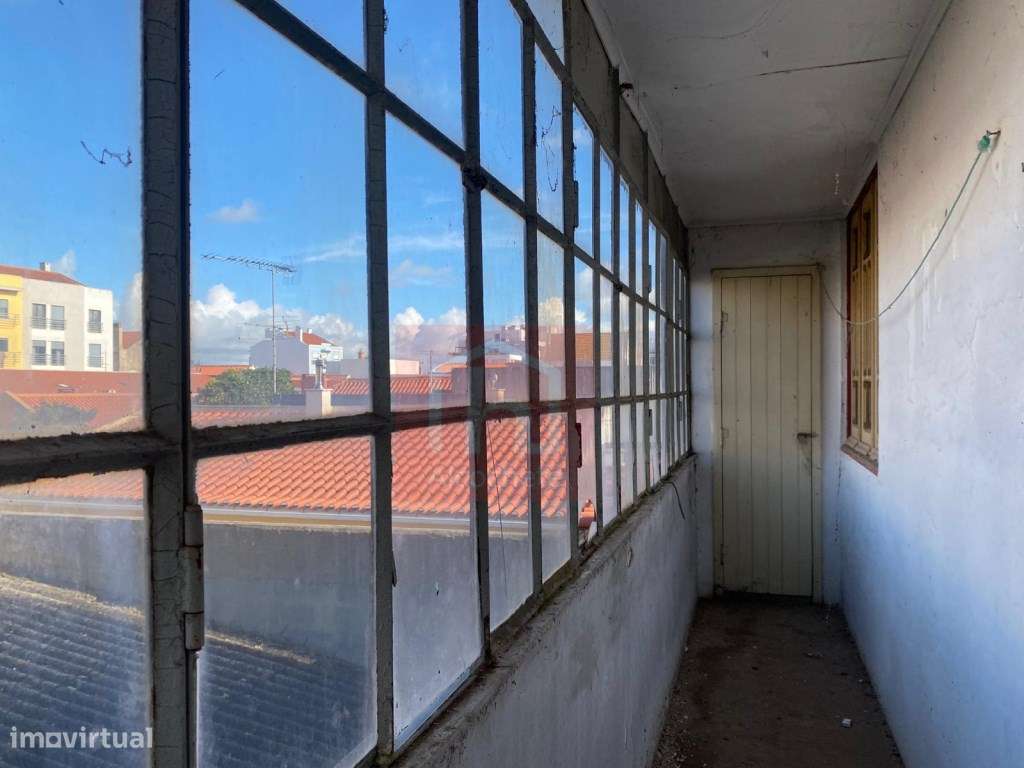 Prédio de 2 pisos para recuperar com logradouro no centro do Montijo-17