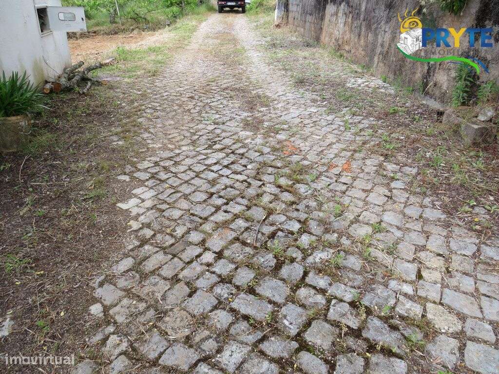 Pequena quinta a confinar com a Ribeira situada perto de Oleiros-57