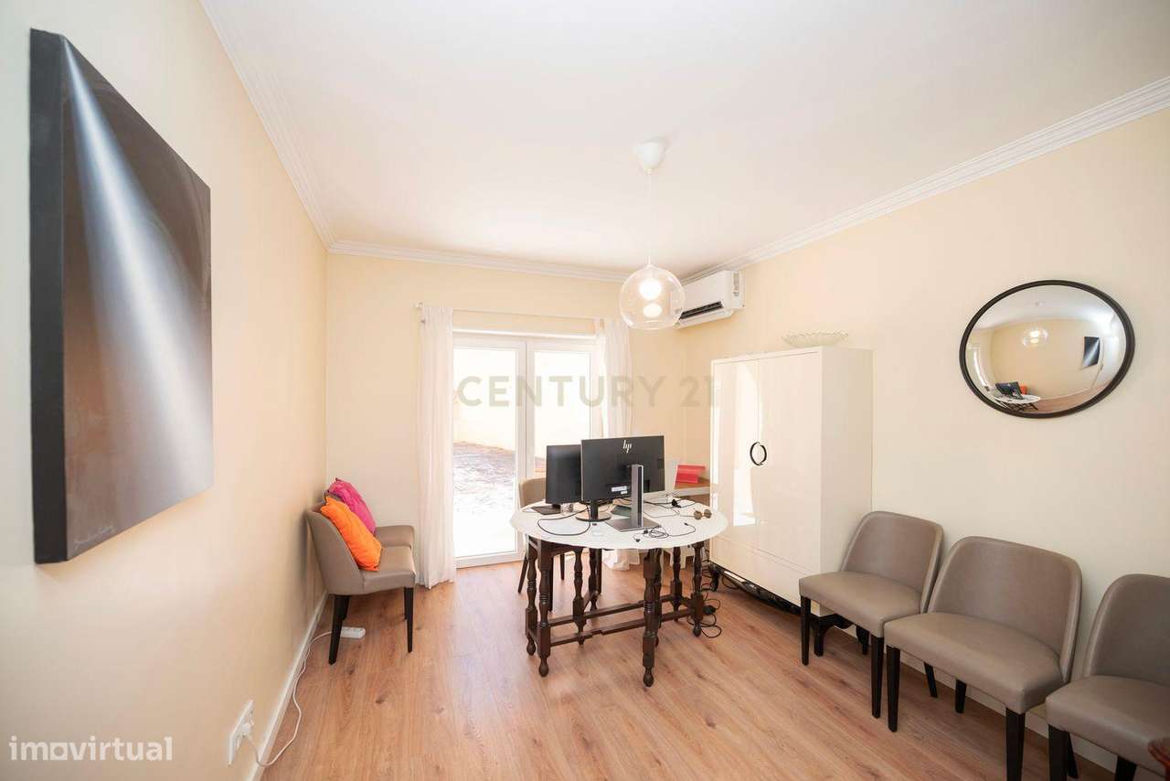 Moradia remodelada de 6 assoalhadas Exclusiva no Estoril-13