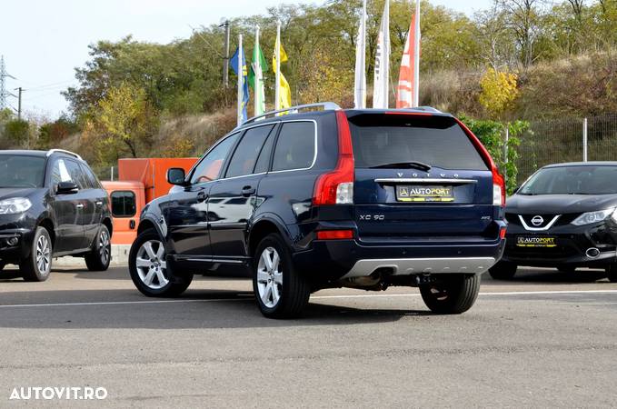 Volvo XC 90 D5 AWD Geartronic Momentum - 4