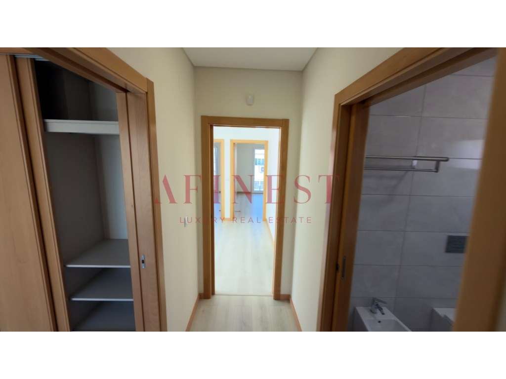 Moradia em Famões pensada para T4 | sala de 43 m² que dá 4.º quarto...-7