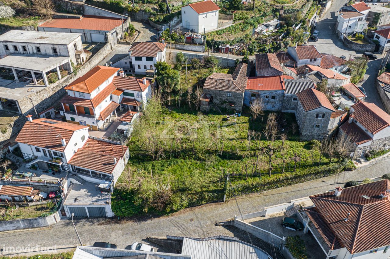 Terreno com moradia para recuperar em S. Pedro D'Este - Braga