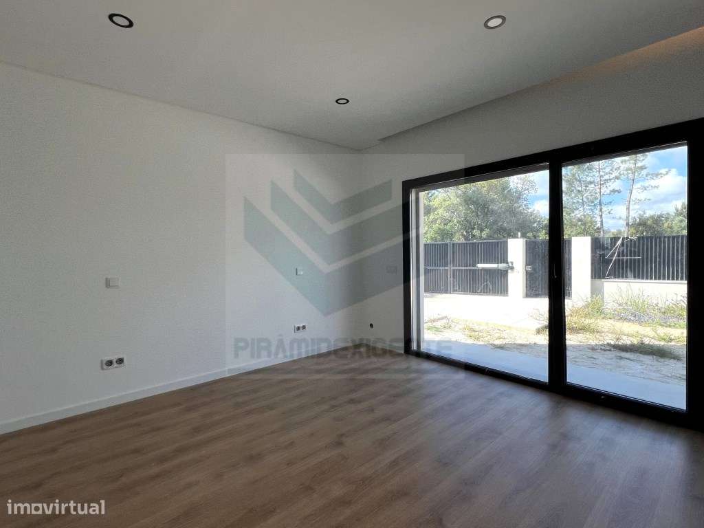 Ampla Moradia T4 em Azeitão: 72m² Open Space, 3 Suítes-20