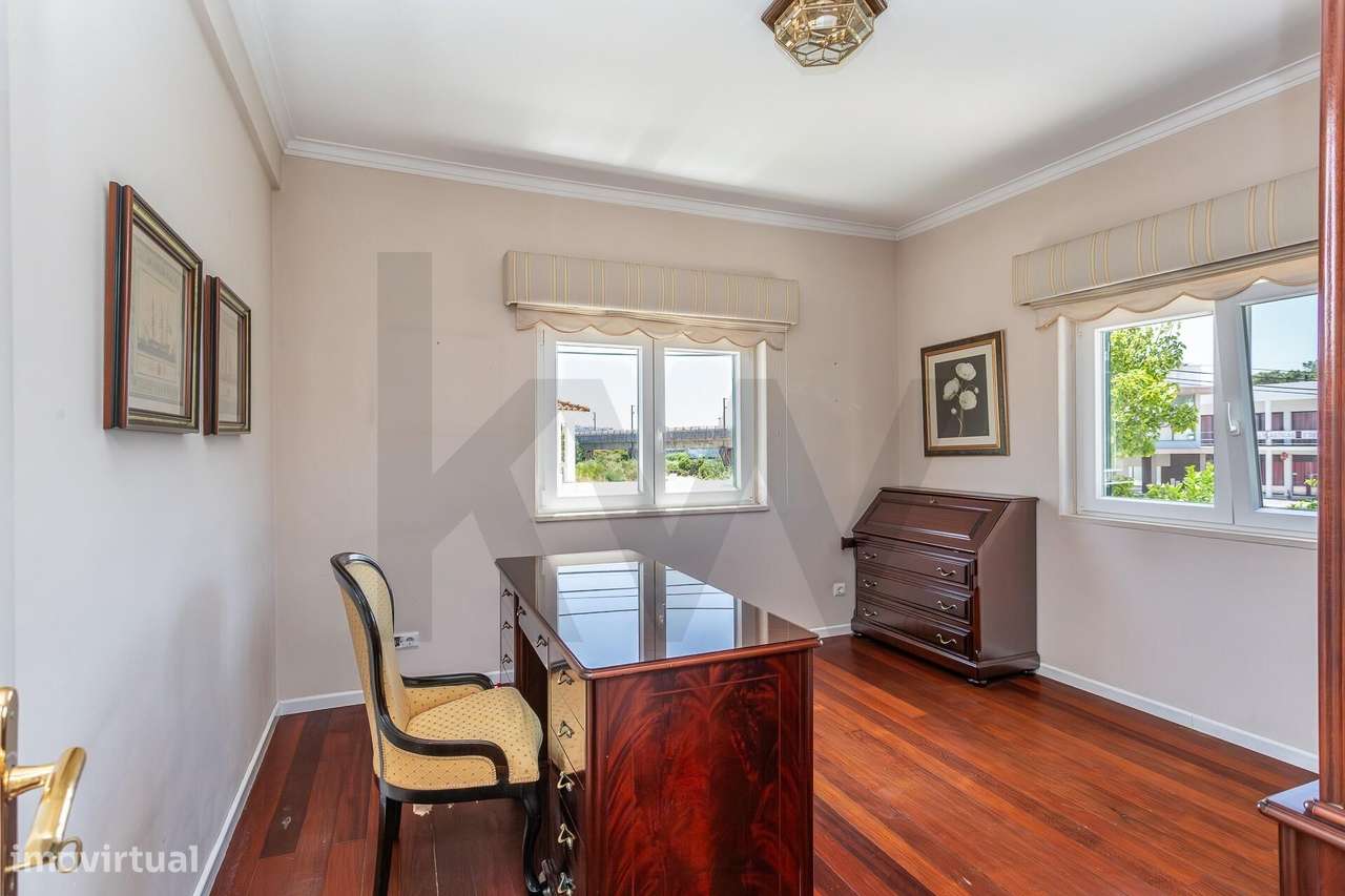 Moradia Isolada | 5 Quartos, Jardim, Garagem para 4 Carros-16