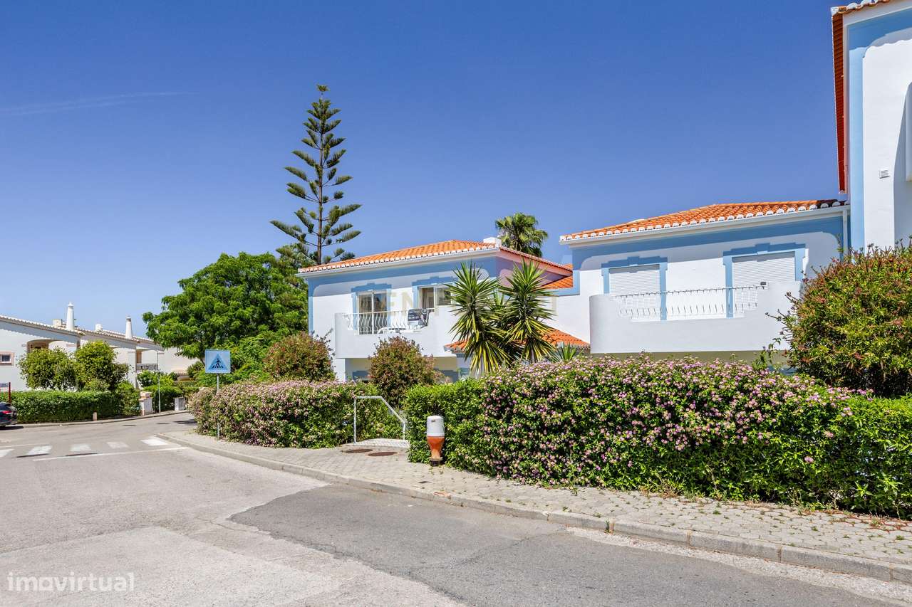 Espaçoso Apartamento T3 no Último Piso com Vista para as Piscinas no O-26