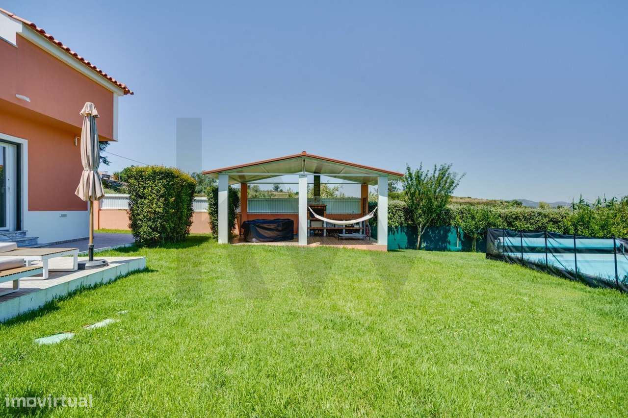 Fabulosa Moradia T4 com Piscina e Espaço Exterior-46