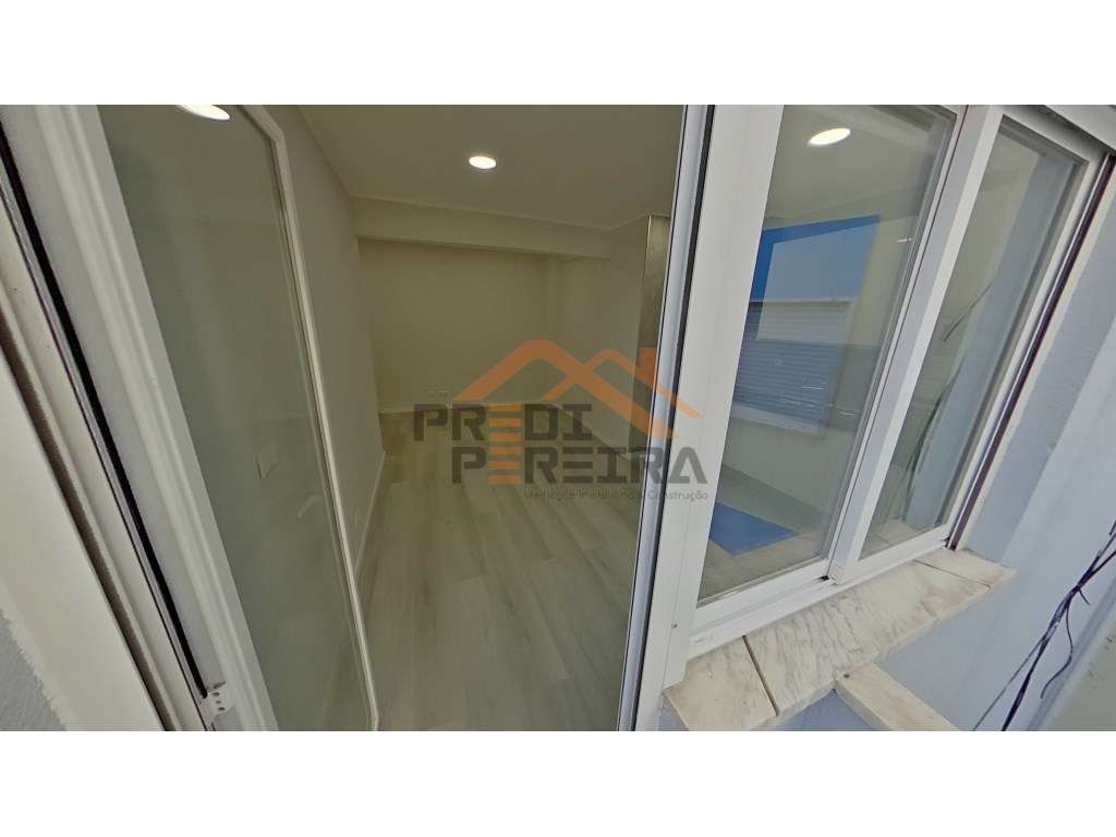 Situado no centro da Amadora. T1 com varanda, remodelado.-15
