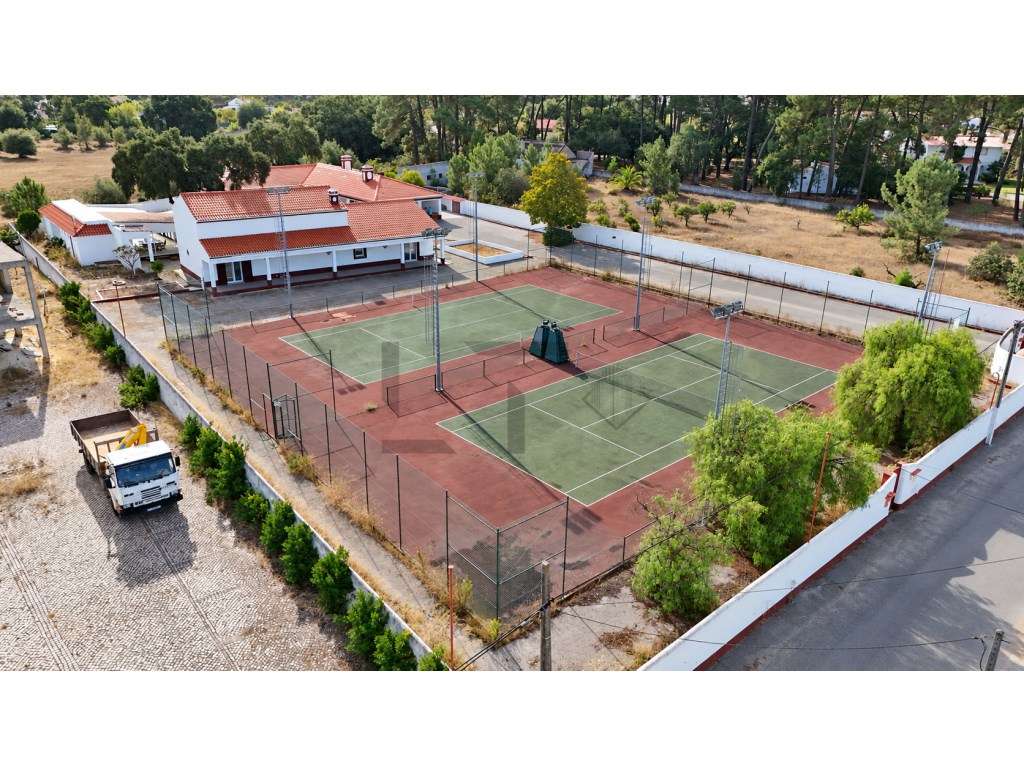 Quinta com 2 Moradias, 2 Campos de Ténis e Piscina, para Venda em P...-2
