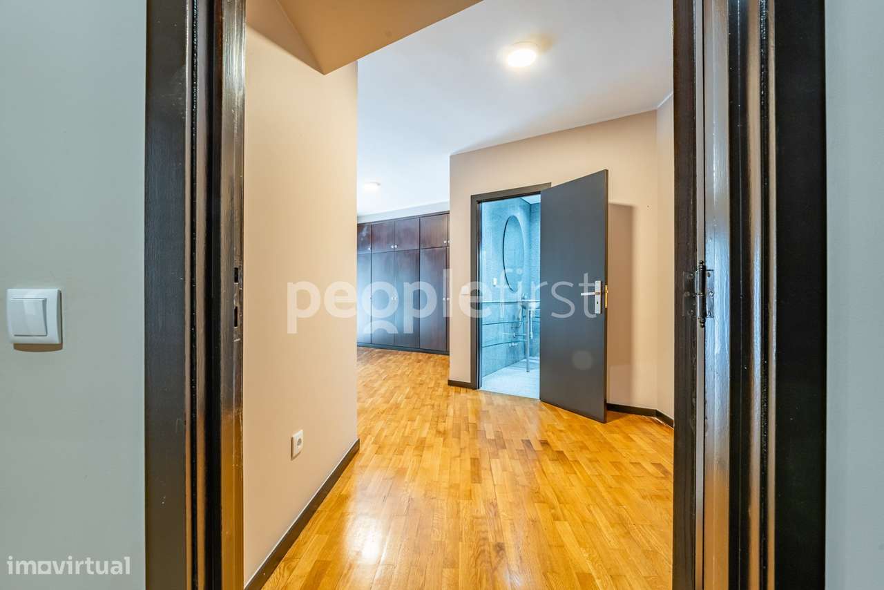 Apartamento T3 Remodelado com Terraço de 85m² – Rua de Murjães, Gon...-18