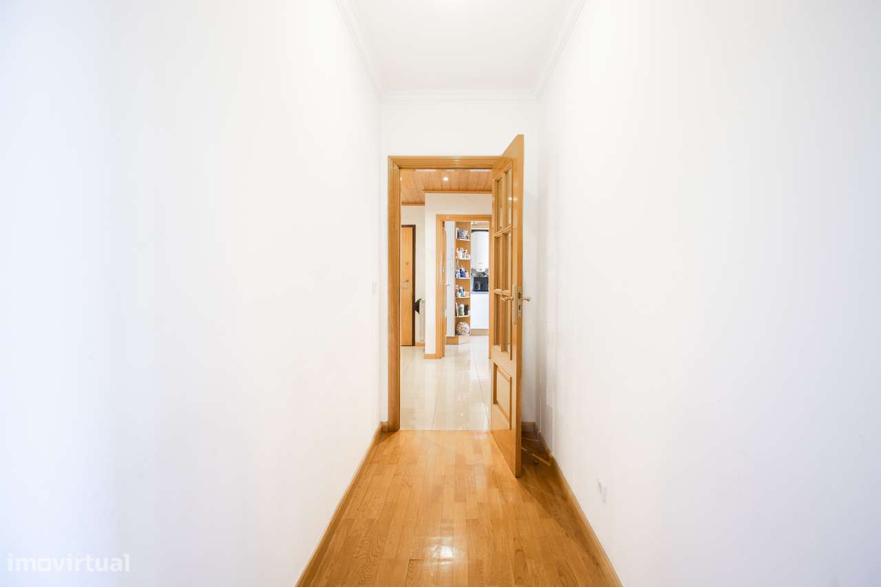 Apartamento T2 com garagem em Nova Carnaxide-17