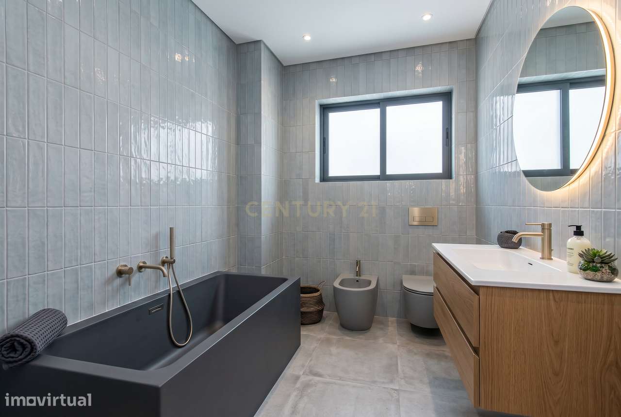 Apartamento com Potencial de Valorização em Almada-9