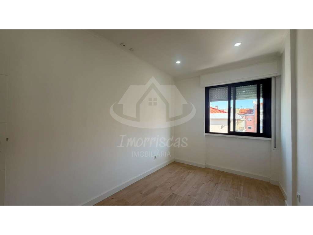 T2+1 Totalmente Remodelado em Odivelas | Pronto a Habitar | Localiz...-18