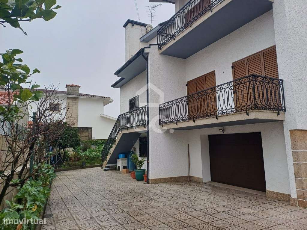 Moradia Bi-familiar T5+T2 em Palmeira, Santo Tirso-36