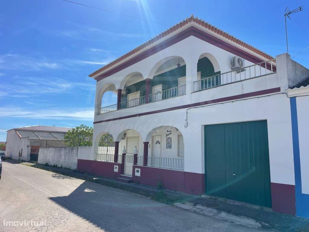 Moradia T4+3 com garagem, terraço e logradouro nas Ermidas-Sado-2
