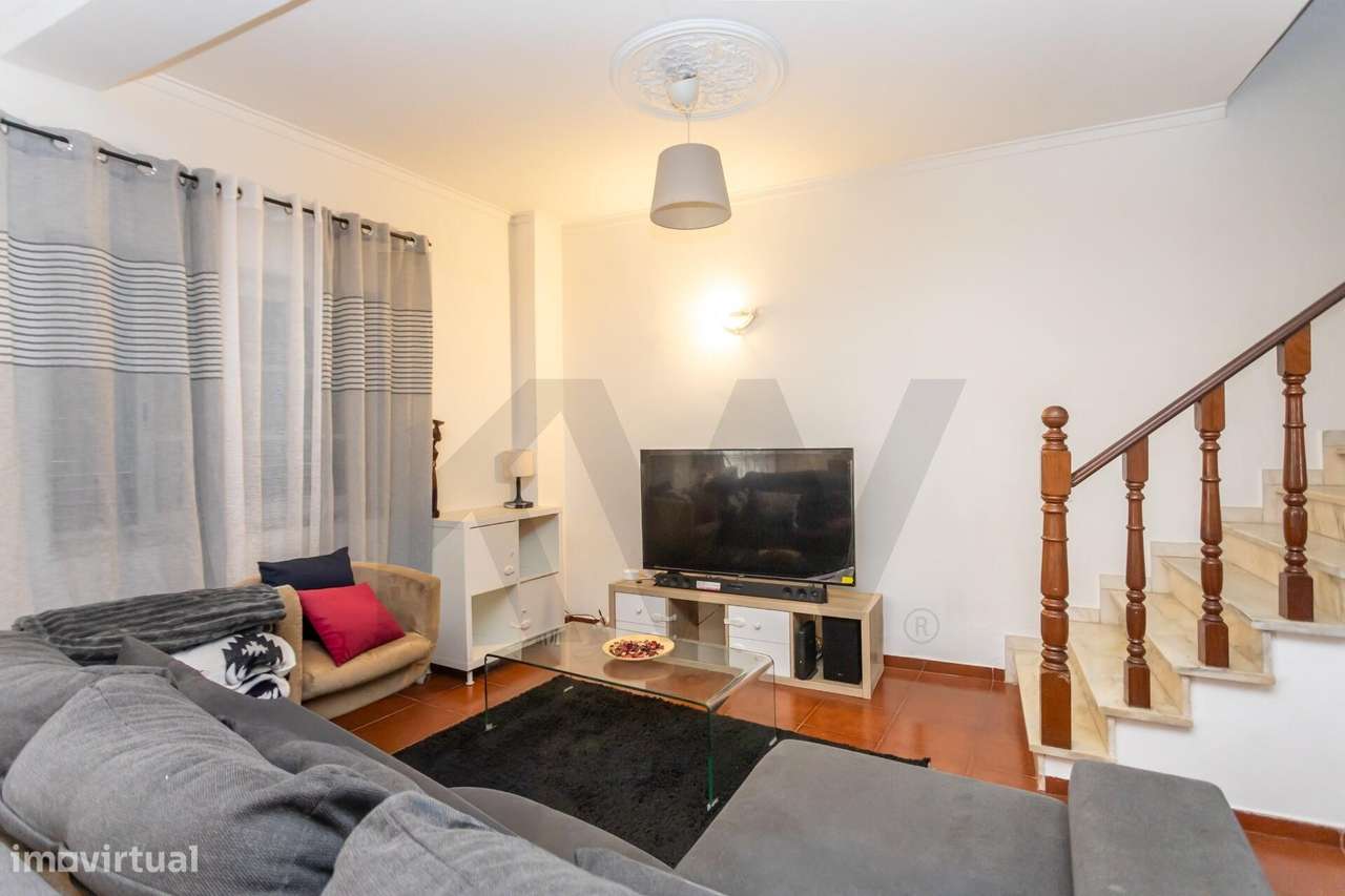 Moradia com Dois Apartamentos Independentes (T3 + T2) | Elevado Potenc - Grande imagem: 2/36