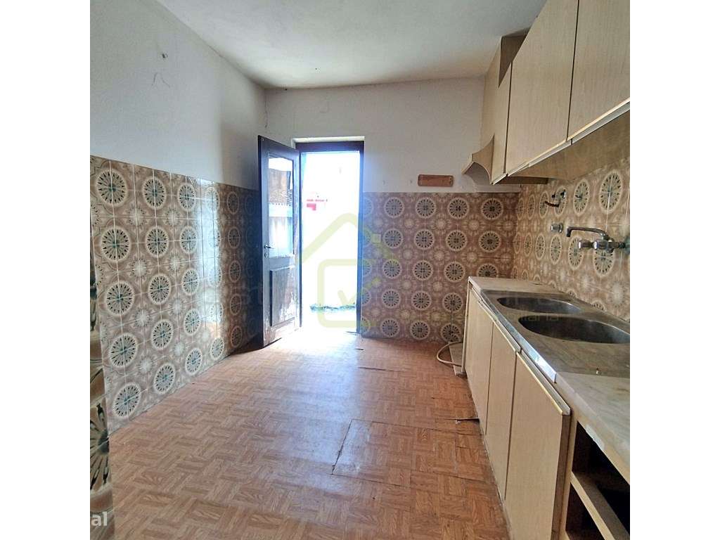 Moradia para renovação no centro de Monte Redondo-5