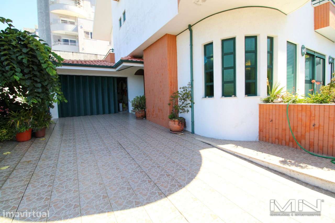 Moradia T4 de Gaveto em Gondomar: Luxo, Sol e Acesso Imediato à A41-53